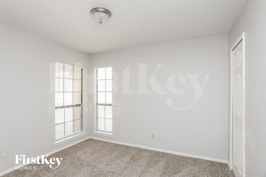 Building Photo - 608 Nora Ln