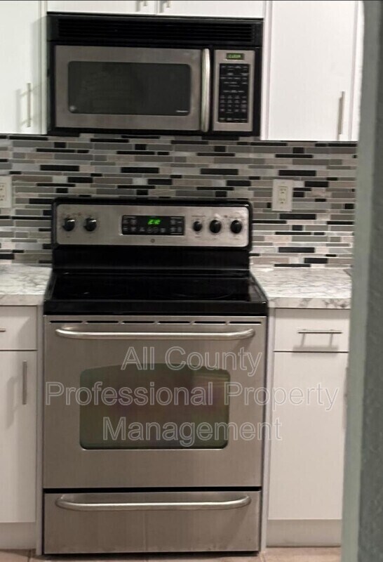 Building Photo - 407 SE 3rd Ave