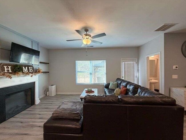 Building Photo - 7565 Knoll Hollow Rd