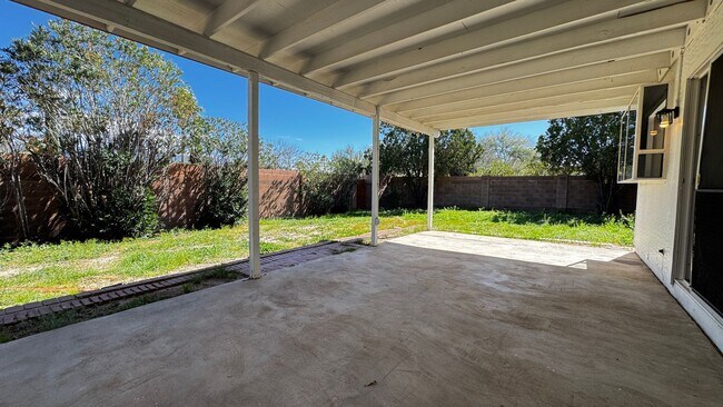 Building Photo - Eastside (Broadway/Harrison) 3 bedroom, 2 bath home, 2 car garage with workshop/storage, a/c and ...