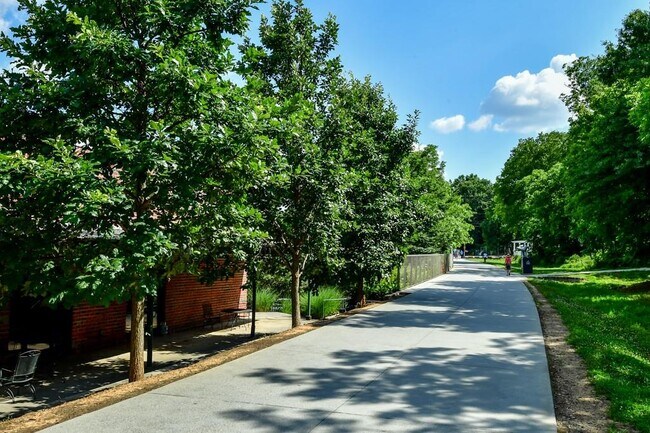 Building Photo - 210 Sampson St NE