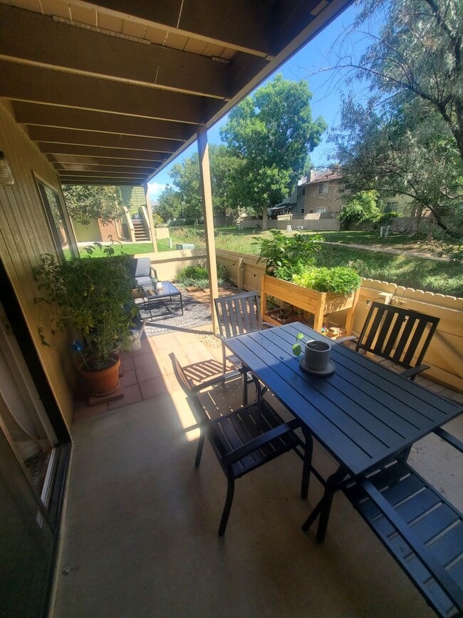 Building Photo - Updated and Spacious 1 Bedroom with Attached Garage!
