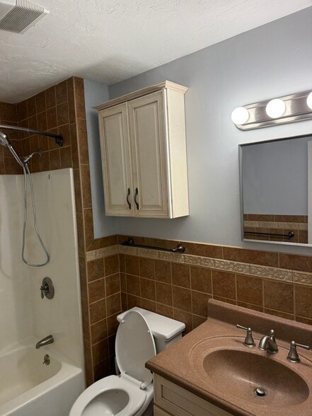 Building Photo - 48 Hobart Ln