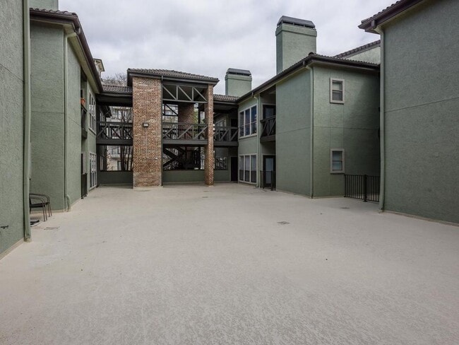 Building Photo - 807 W 25th St