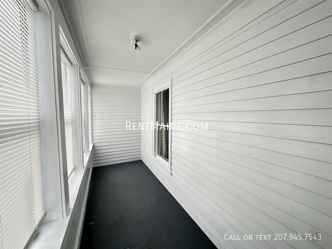 Building Photo - 1084 School St