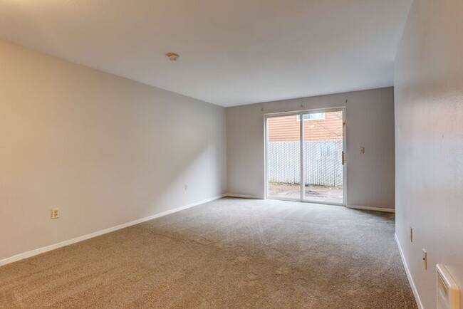 Building Photo - 2bed/1.5bath Townhome Available Today! Get...