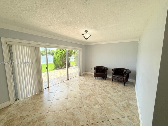 Building Photo - 9357 Fontainebleau Blvd