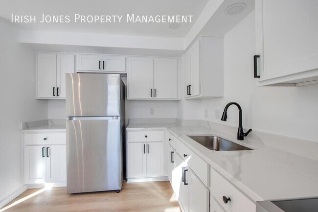 Building Photo - 208 Main St