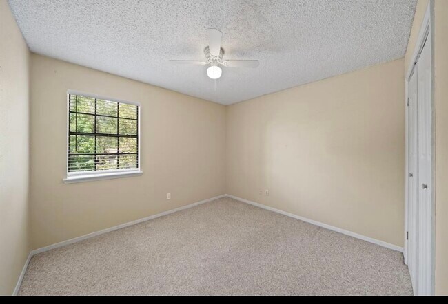 Building Photo - 3210 Pebble Lake Dr