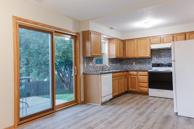 Building Photo - 3 bedroom, 2.5 bath townhouse in NW Lincoln