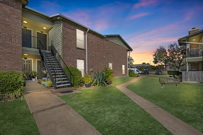 Primary Photo - 18800 Egret Bay Blvd