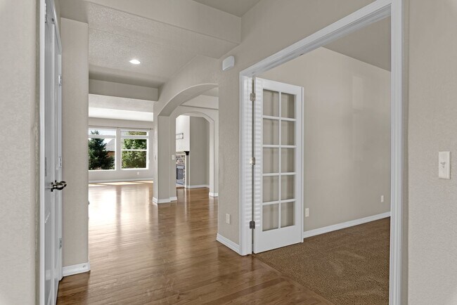 Building Photo - Beautiful home available to move in 08/04/...