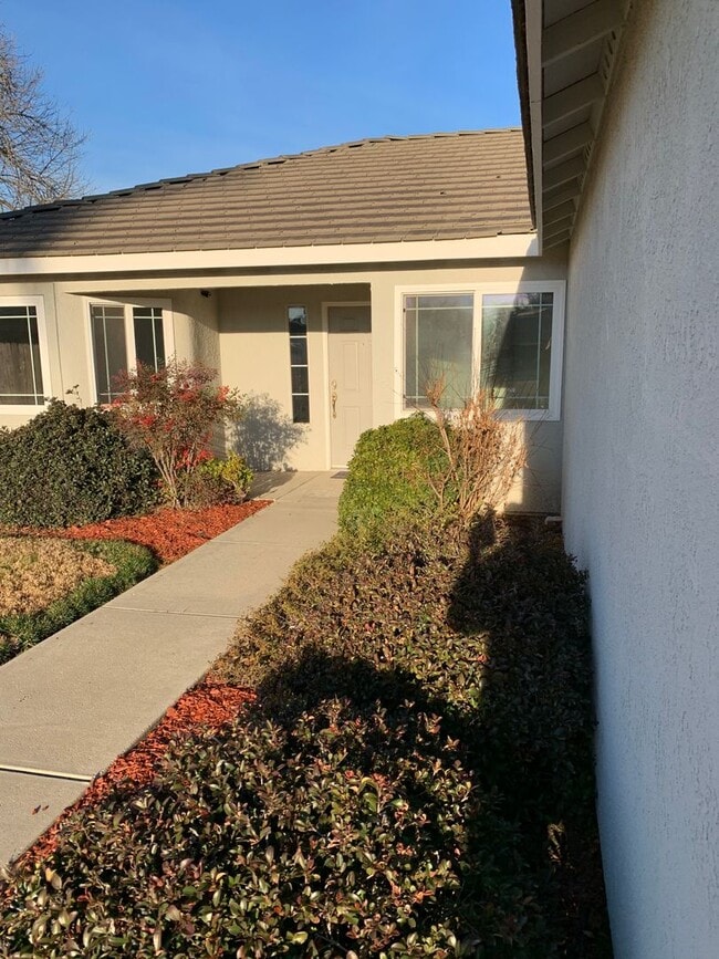 Building Photo - 3 Bedroom 2 Bath