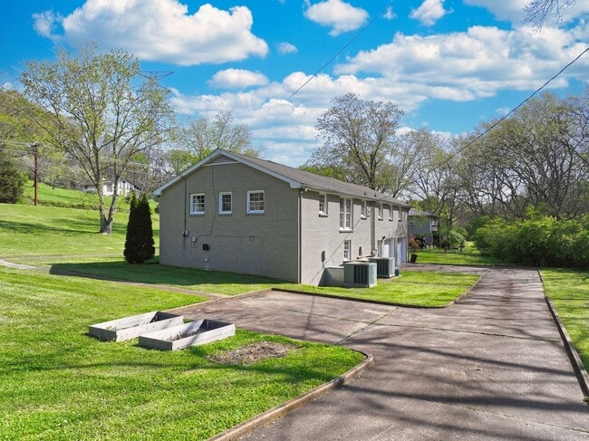 Building Photo - **ONE-SIDE-OF-A-DUPLEX HOME MINUTES FROM NASHVILLE WEST AND DOWNTOWN WITH A GORGEOUS LARGE YARD**