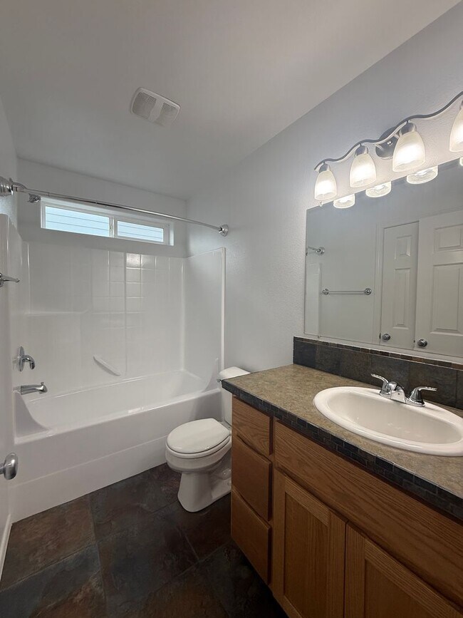 Building Photo - 3 bed, 2 bath- Kennewick Location!