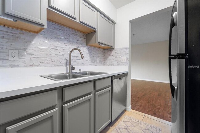 Building Photo - 406 S Cedar Ave