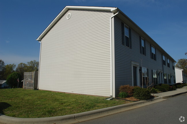 Building Photo - White Oak Apartments of Kannapolis, Inc.