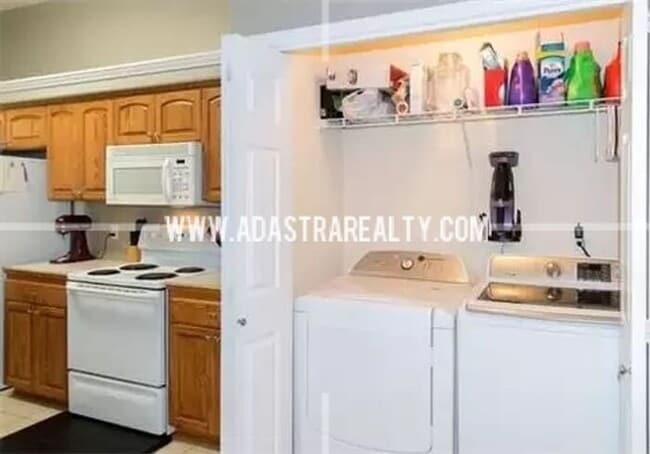 Building Photo - Spacious Maintenance Free Townhome in Gard...