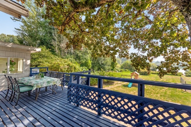 Building Photo - Peaceful Lakefront Living in Kirkland