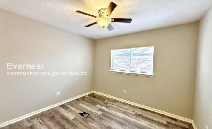 Building Photo - 9926 Goldenglade Dr