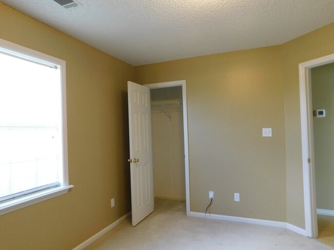 Building Photo - Quiet convenience