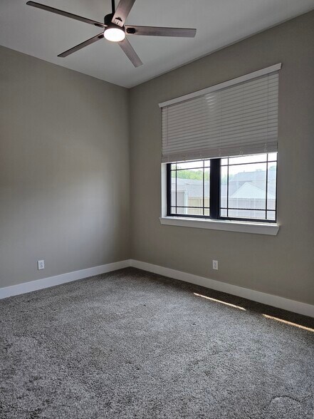 bedroom - 5827 Broadway St
