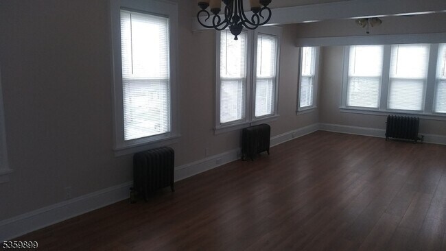 Building Photo - 82 Elm St