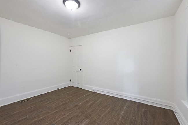 Building Photo - Charming 3 Bedroom 1.5 Bathroom Located in Uptown Harrisburg!