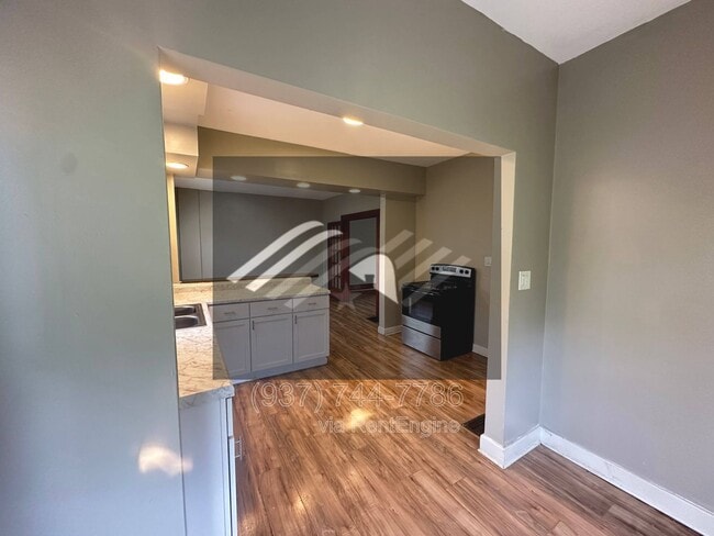 Building Photo - 8 E Hillcrest Ave