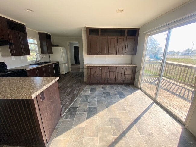 Building Photo - Bright & Spacious 3-Bed, 2-Bath Mobile Hom...