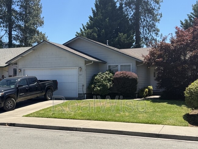 Building Photo - 817 Golden Park Dr