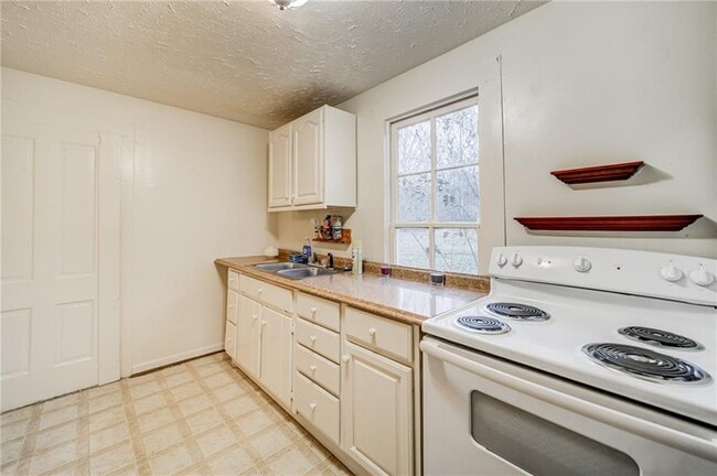Building Photo - 1290 Reavis Mountain Rd