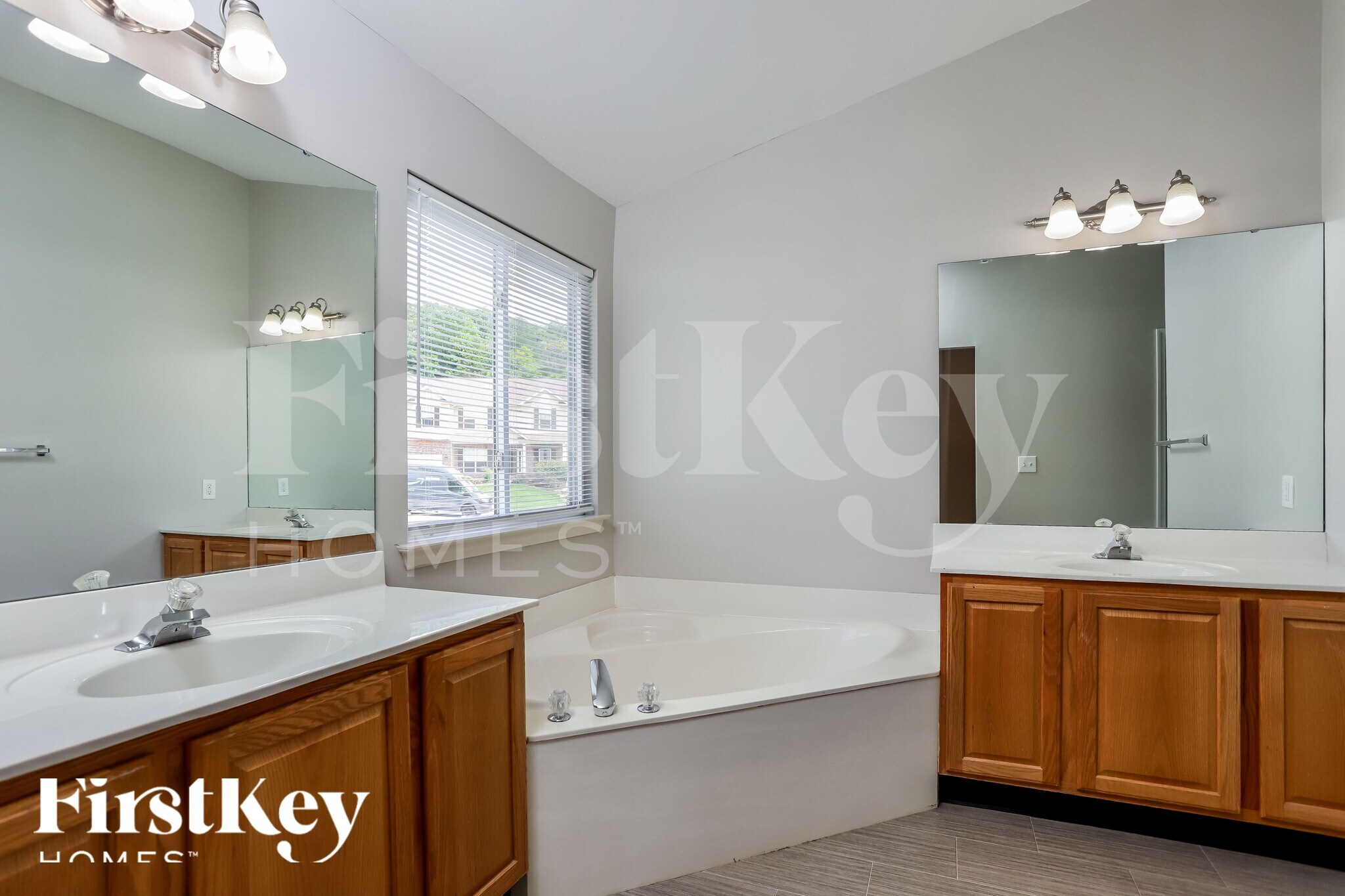 Building Photo - 107 Trailing Oak Ct