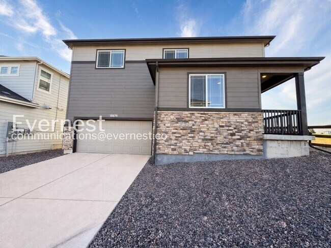 Building Photo - 4 bed/2.5 bath Stunning Single Family Home with Modern Amenities