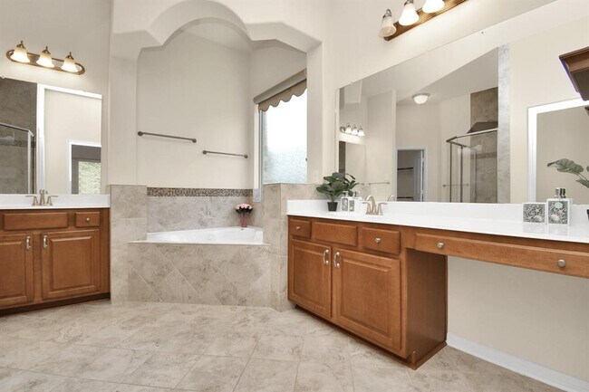 Building Photo - 1122 Boxwood Dr