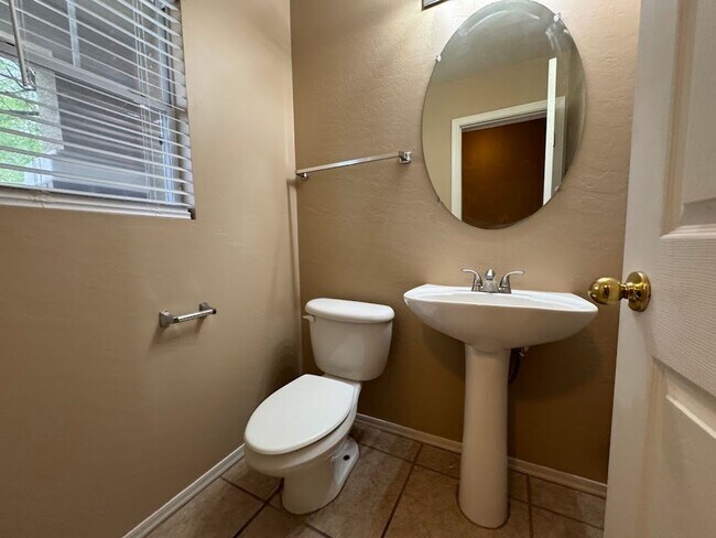 Building Photo - Stylish 3-Bed Home with Loft & Low-Maintenance Backyard in Phoenix