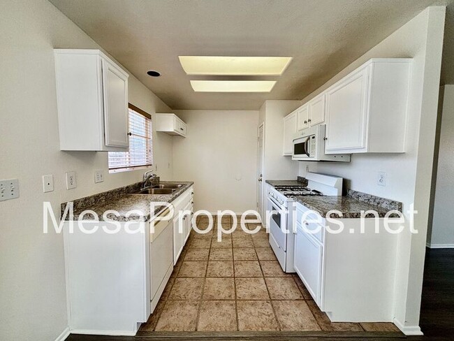 Building Photo - 15307 Ross Dr