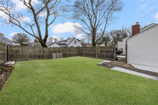 Building Photo - 33 Moorland Ave