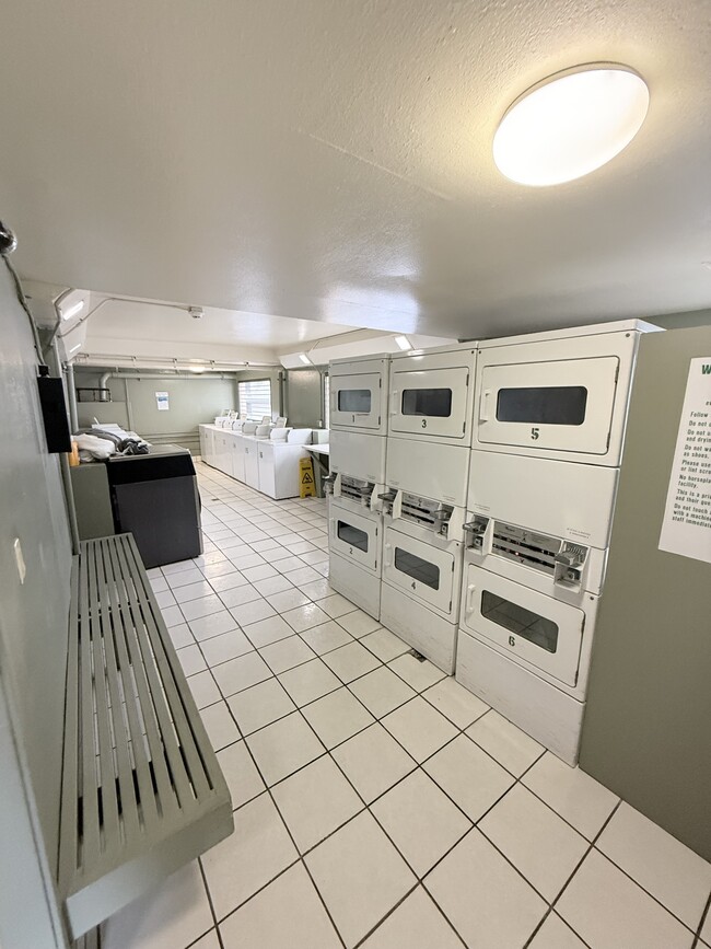 Building Photo - 2211 Ala Wai Blvd