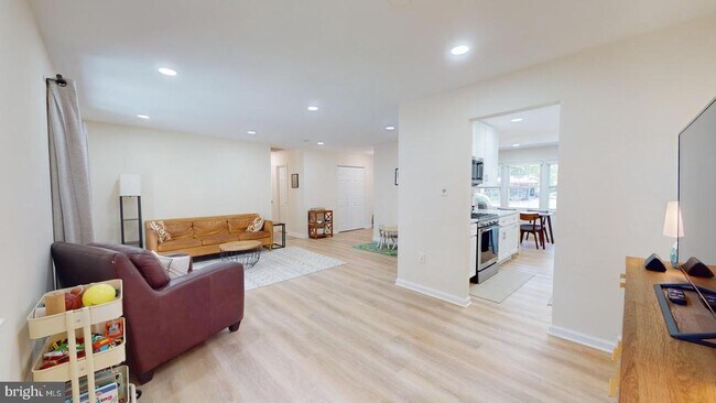 Building Photo - 5810 Helmsdale Ln