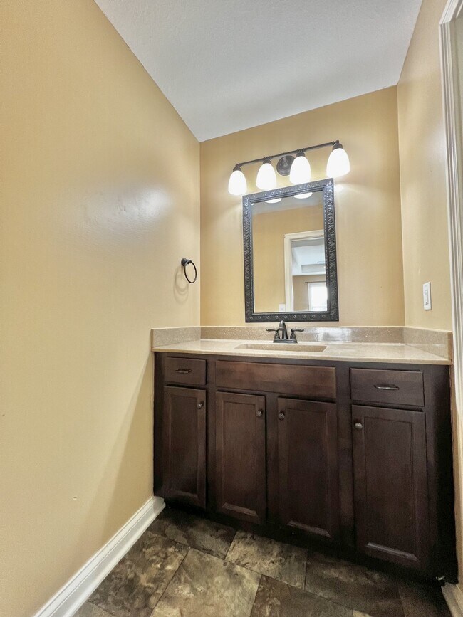 Building Photo - Charming 3BR/2.5BA Home in Clarksville! PE...
