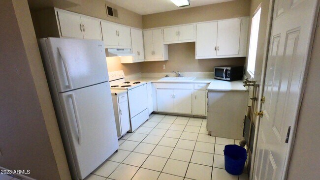 Building Photo - 26 W 6th Pl