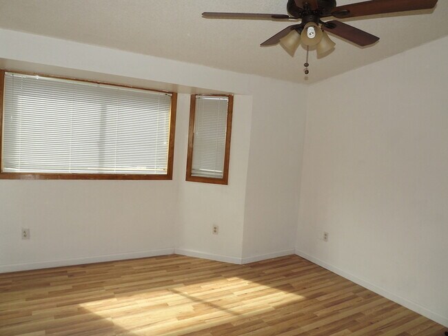 Building Photo - Nice 3 Bedroom 1 3/4 Bath Home in Spanaway!
