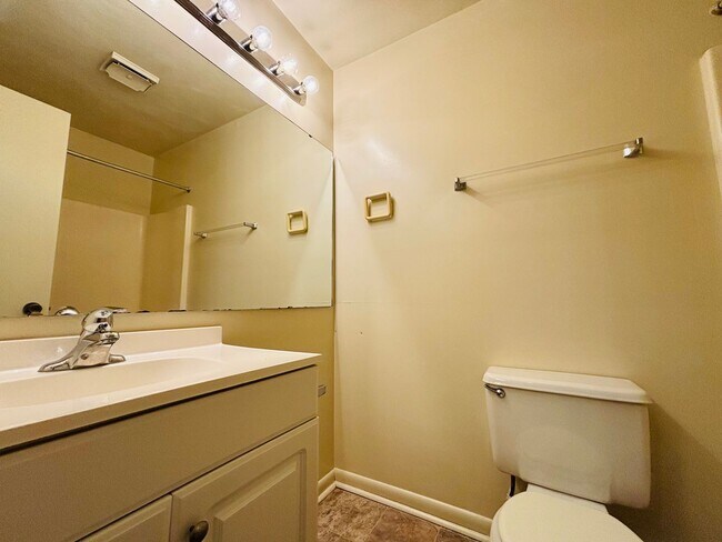 Building Photo - 844 Claytor Square