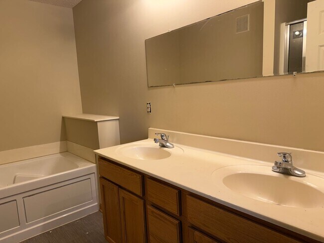 Building Photo - Easy Living On Gettysburg Way