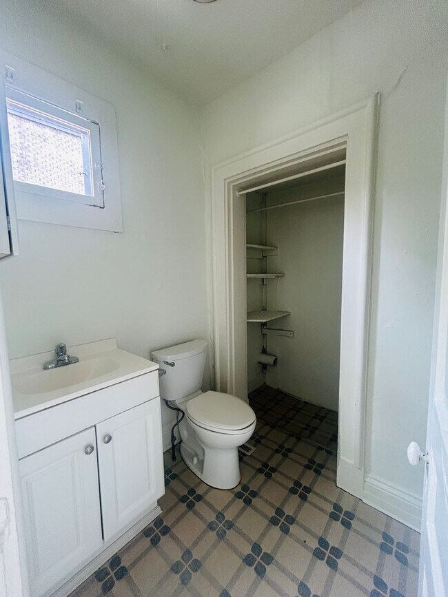Building Photo - Cozy One Bedroom