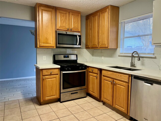 Building Photo - 10610 Sandy River Dr