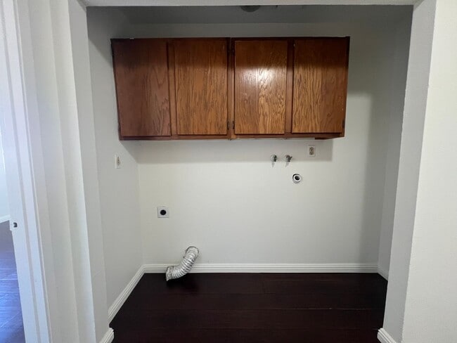Building Photo - Duplex available in Little Saigon!