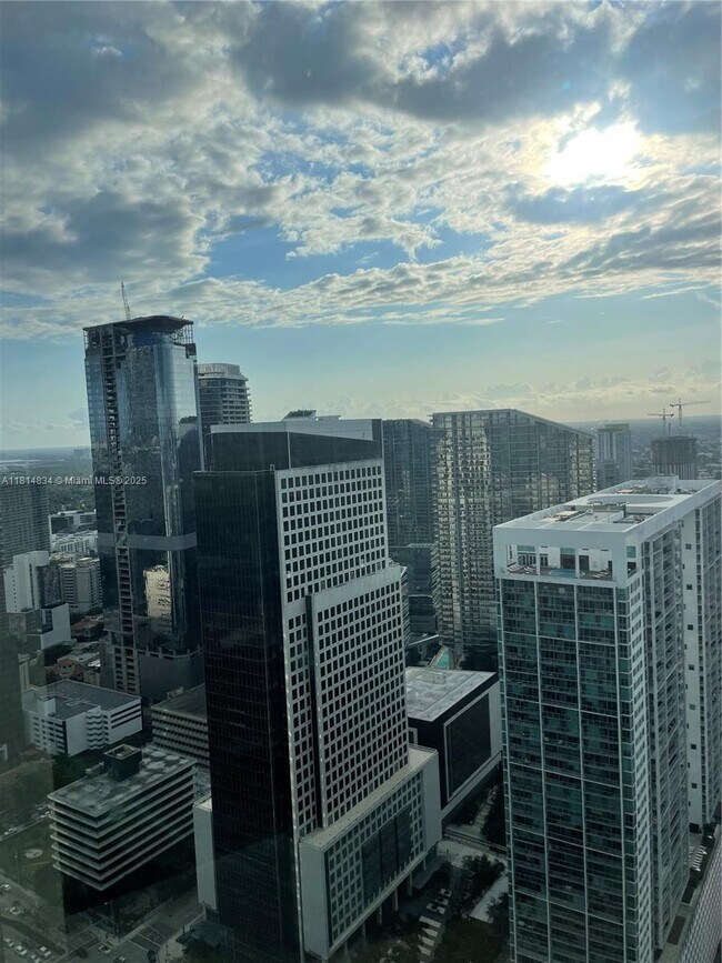 Building Photo - 495 Brickell Ave