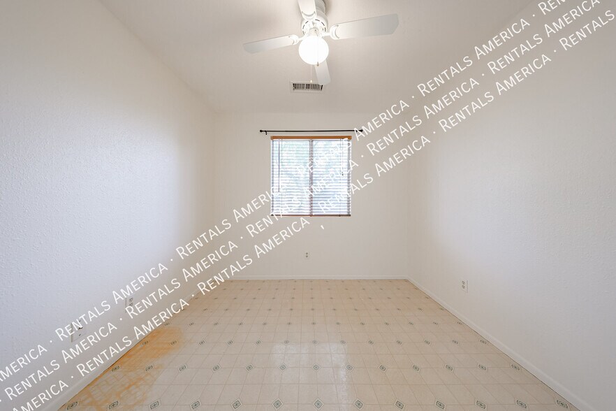 Building Photo - 719 W Palomino Dr